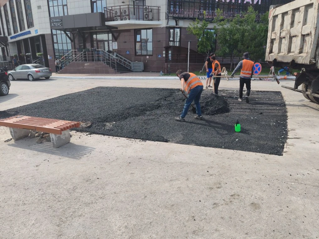 Асфальт в два слоя укладывают.