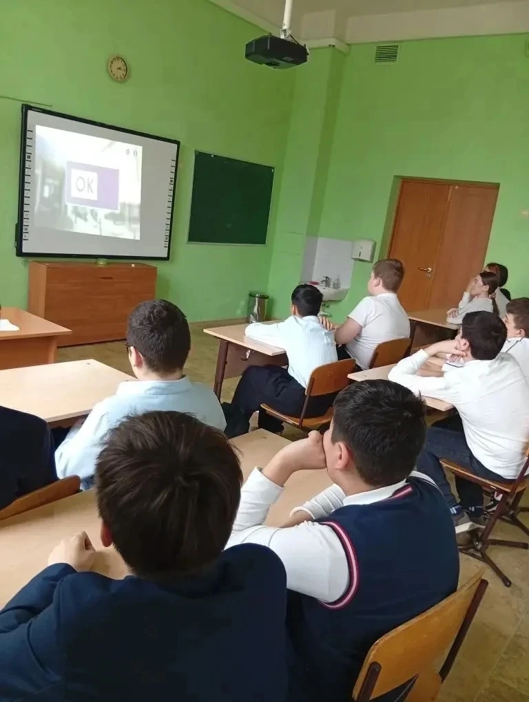 🎶 Любимая музыка в наушниках, яркие афиши в городе, дизайн одежды и предметов, сайты и приложения, к