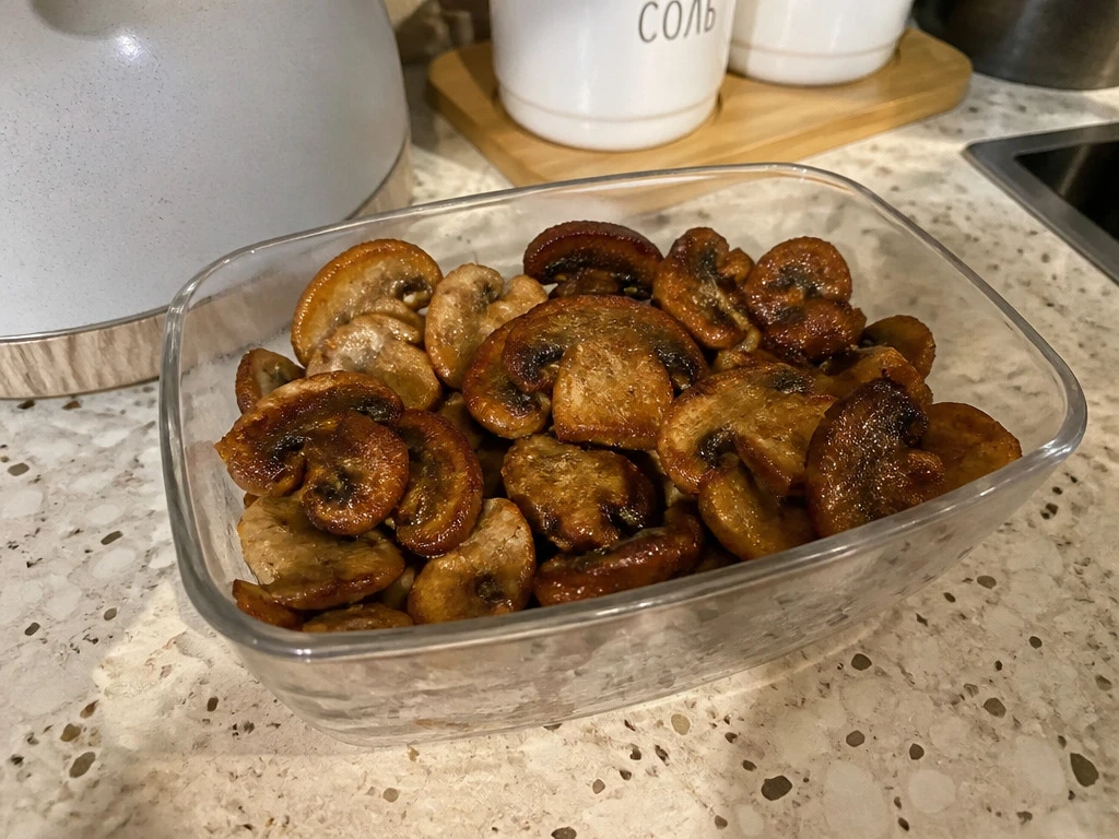 ГРИБЫ ПОСЛЕ ЖАРКИ ЗАМОРОЗИЛА — И ТРИ МЕСЯЦА СТОЯТ БЕЗ ПОТЕРИ ВКУСА. ВОТ КАК Я ЭТО ДЕЛАЮ

Раньше замо