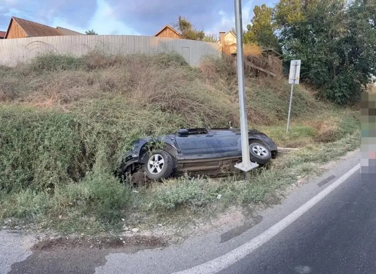 ⚡️В Будённовске Peugeot слетел в кювет и перевернулся — пострадали женщина и трёхлетняя...