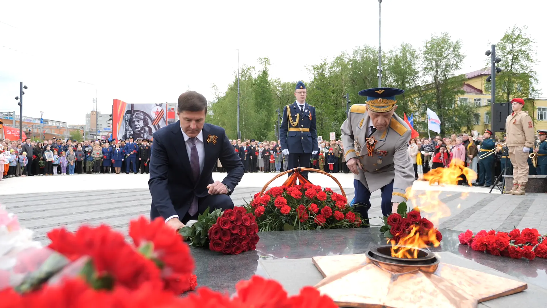 Через века, через года, — помните! О тех, кто уже не придет никогда, — помните!