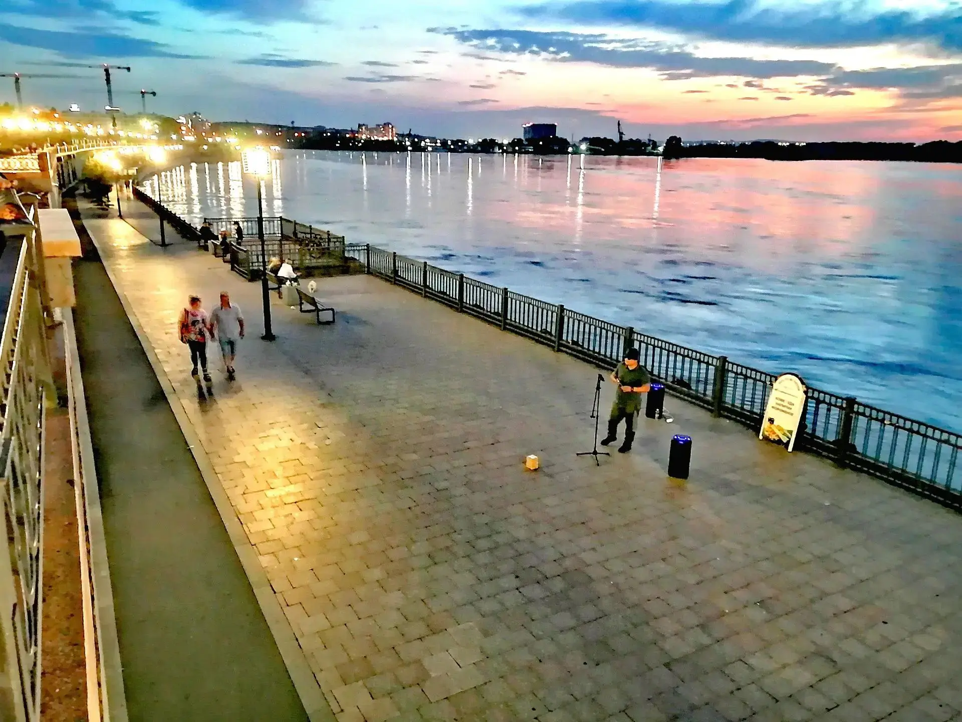 Прогулки по вечернему Иркутску

Словно отполированная набережная, всплески воды, памятники в лучах с
