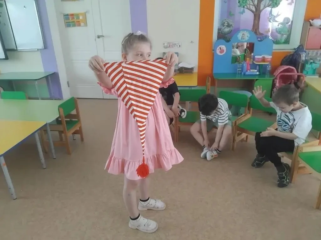 22 июля в группе 7 "Земляничка", была проведена беседа на тему "Как костюм помогает на сцене".
Дети 