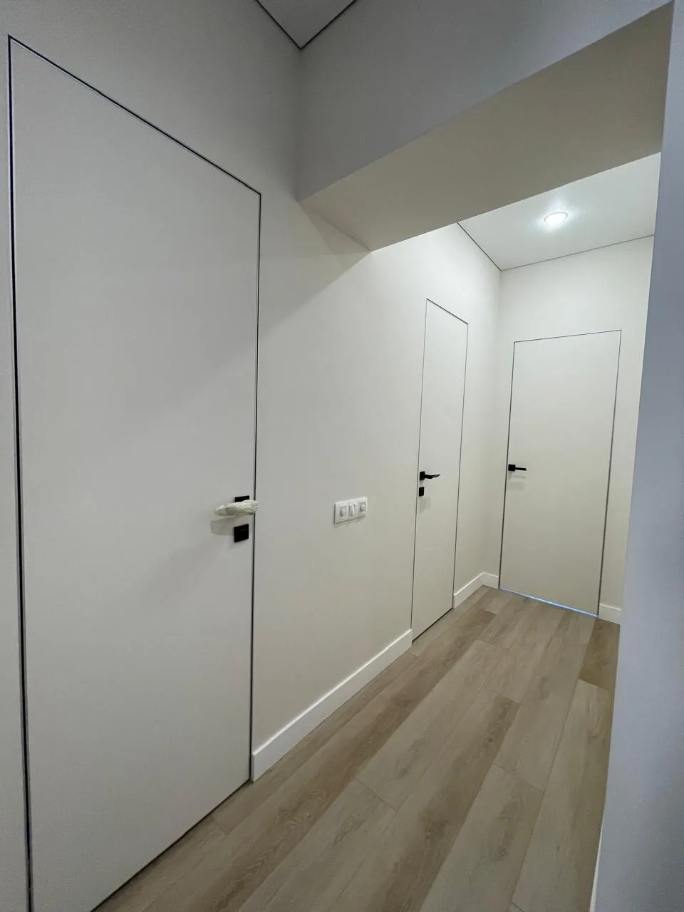 Скрытые двери - 19500р
Наличие:

https://dpdoors.ru/product-category/mezhkomnatnye-dveri/skrytye-dve