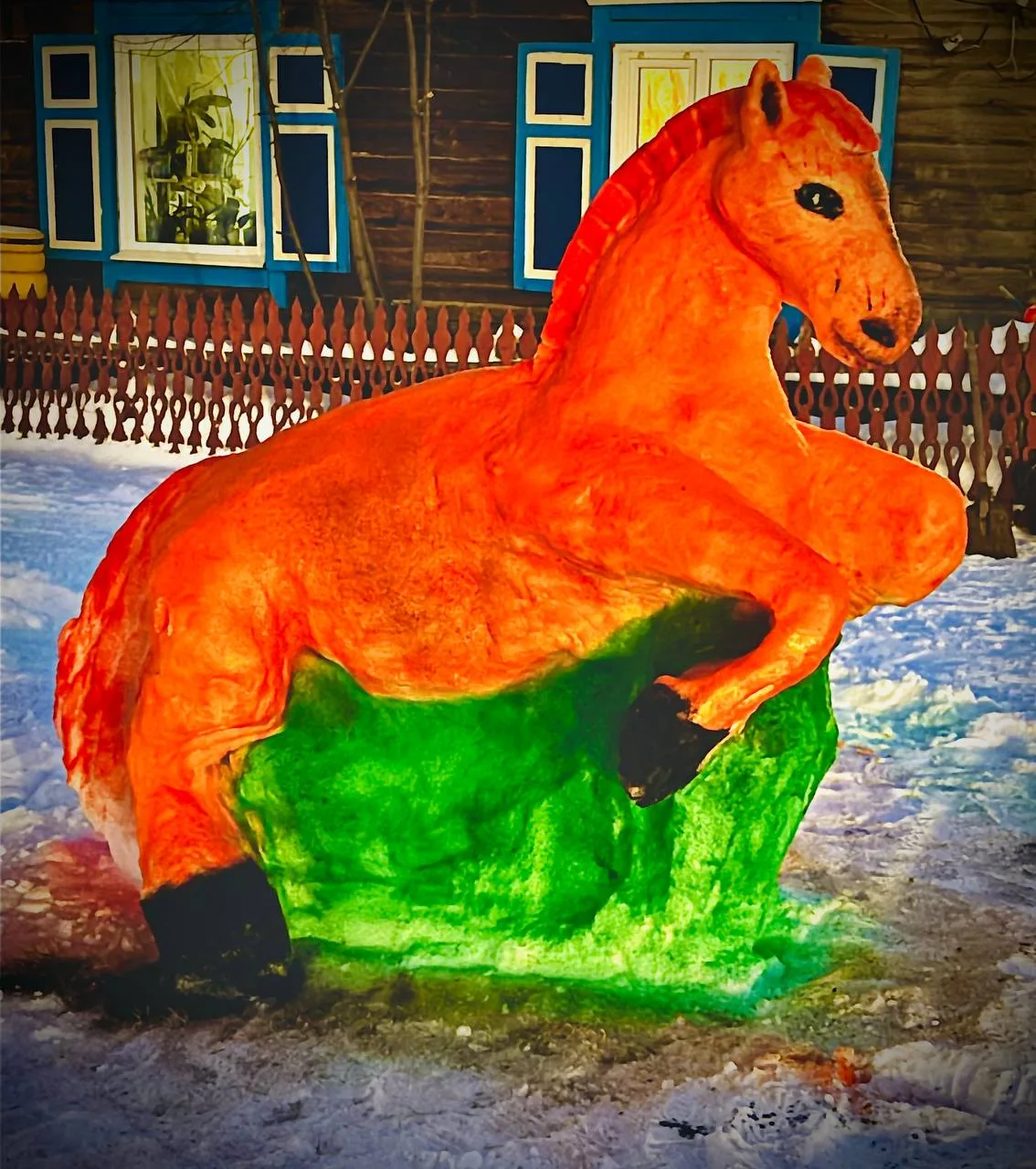 ❄️ Школа, каток и… огненная лошадь из снега! Семья Глызиных много лет радует земляков уличным творче