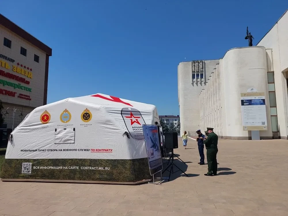 ❕На Театральной площади работает мобильный пункт приема на службу по контракту

Прямо сейчас в центр