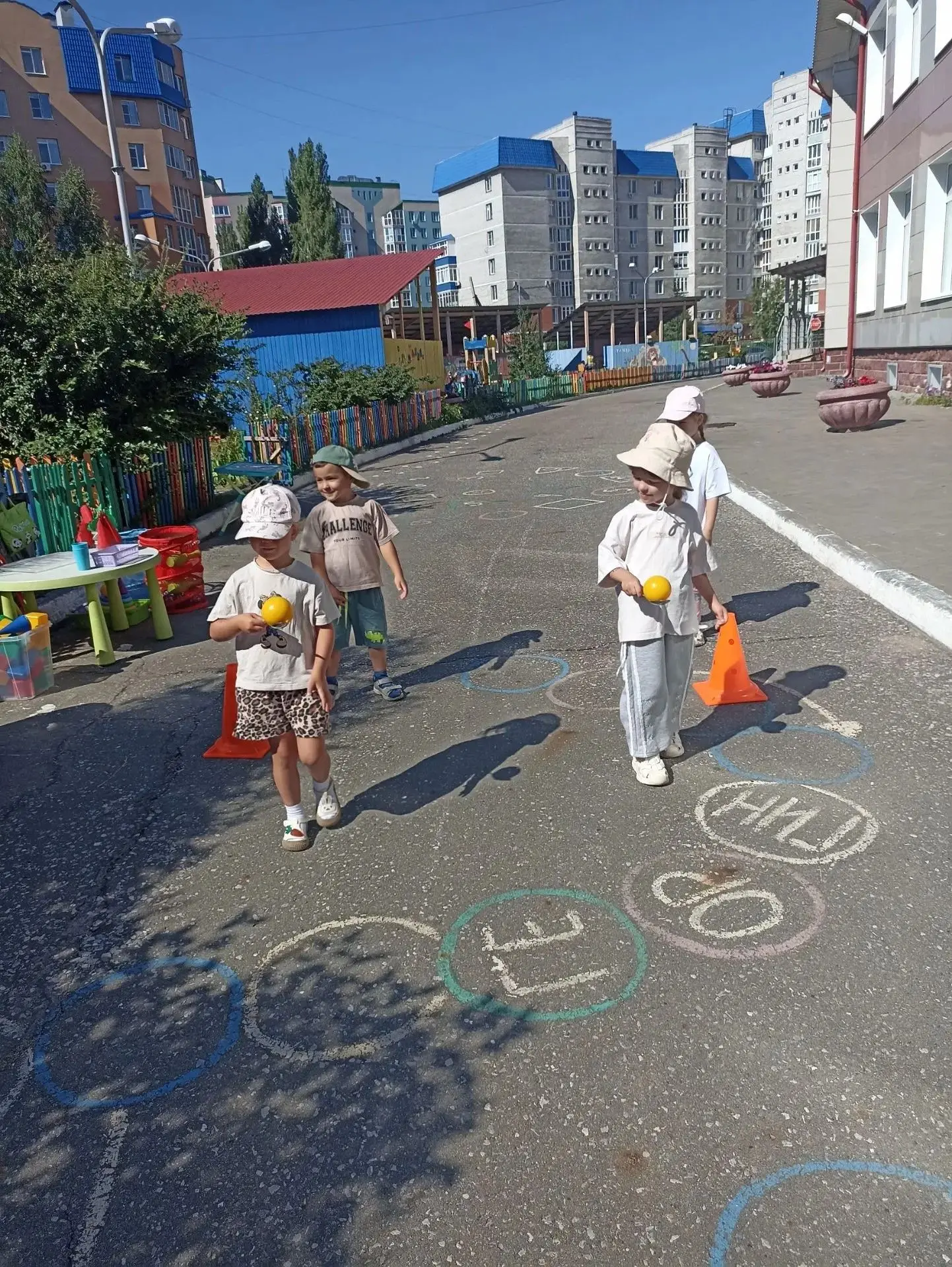 ☀️ КАК МЫ БЕГАЛИ, ПРЫГАЛИ И ДРУЖИЛИ: репортаж с «Весёлых стартов» в группе «Звездочки»!
Тёплые летни