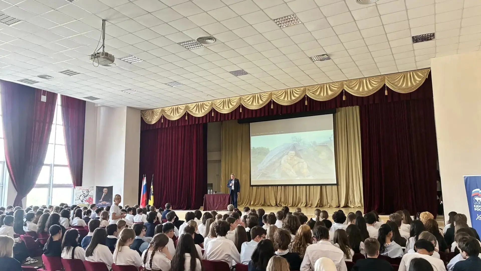 В школе прошёл урок мужества с участием Героя России Вячеславом Алексеевичем Бочаровым.  Такие мероп