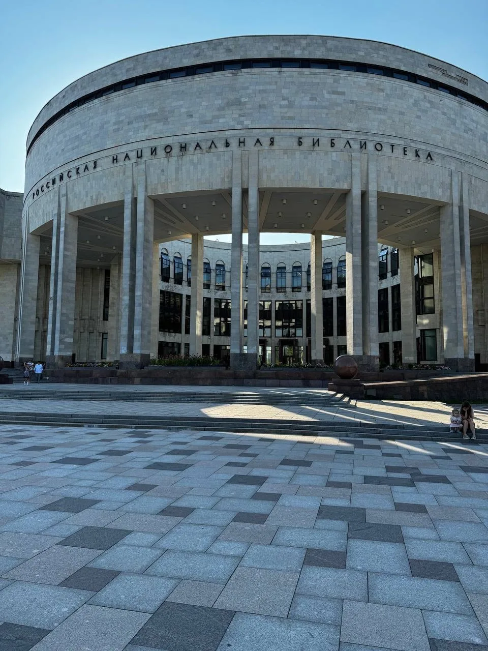 Один из символов Московского проспекта – новое здание Российской национальной библиотеки архитектора