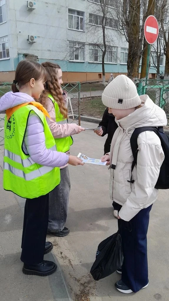 🚦 Отряд ЮИД заступил на «Дорожный патруль»!   Ребята напомнили гражданам правила дорожного движения 