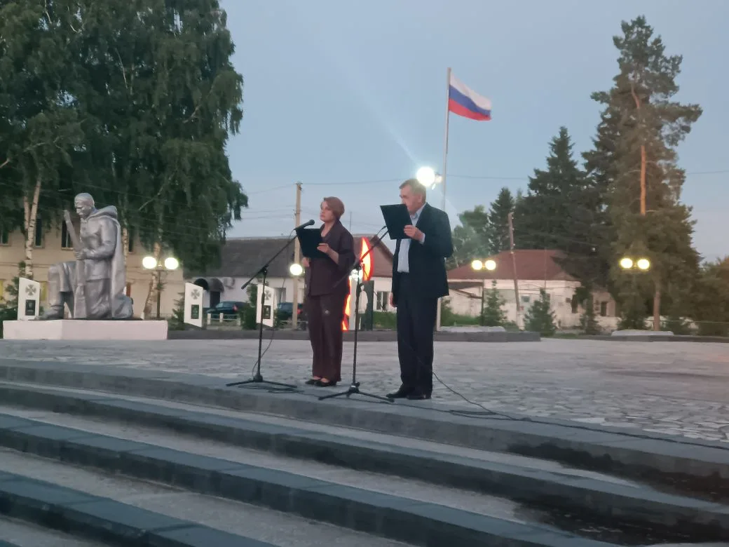 В память о защитниках Родины, о тех, кто не вернулся домой с полей сражения, по всей нашей стране за
