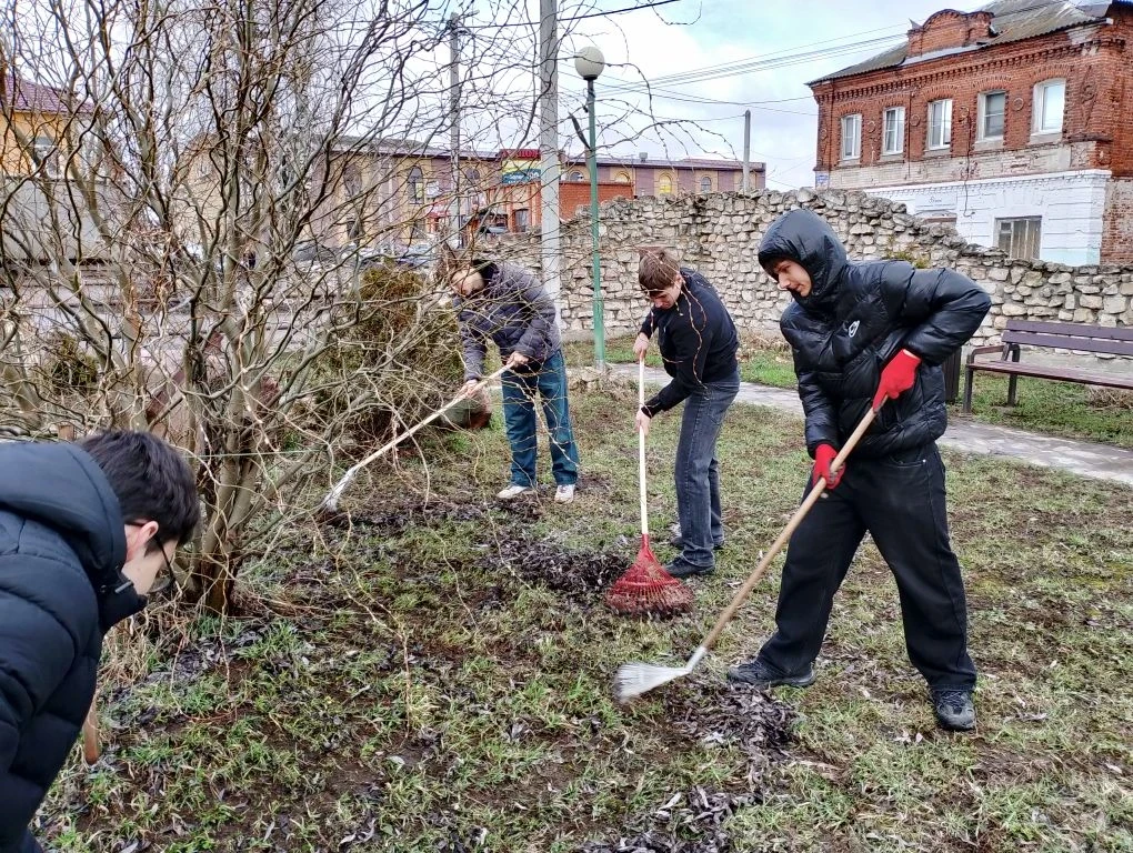 🕊️ Честь и память: как 10-классники наводили порядок в Сквере памяти воинам-интернационалистам  Пока