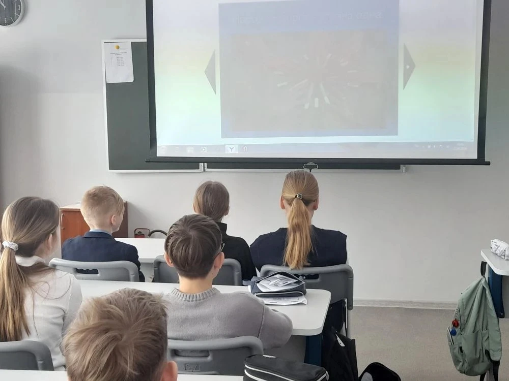 В МБОУ"Гимназия  11 г.Ельца " социальным педагогом проведены беседы на тему " Россия - многонационал