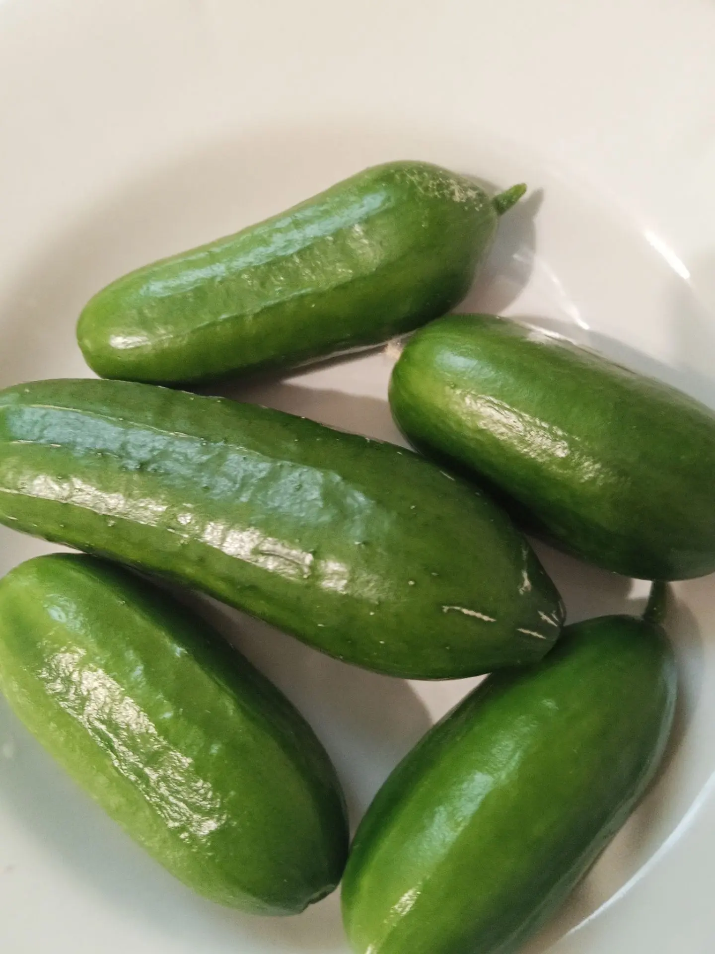 Доброе утро! У нас похолодало. Ночью всего +11. Собрала урожай огурцов. 🥒 еще два доспевают. Наверн