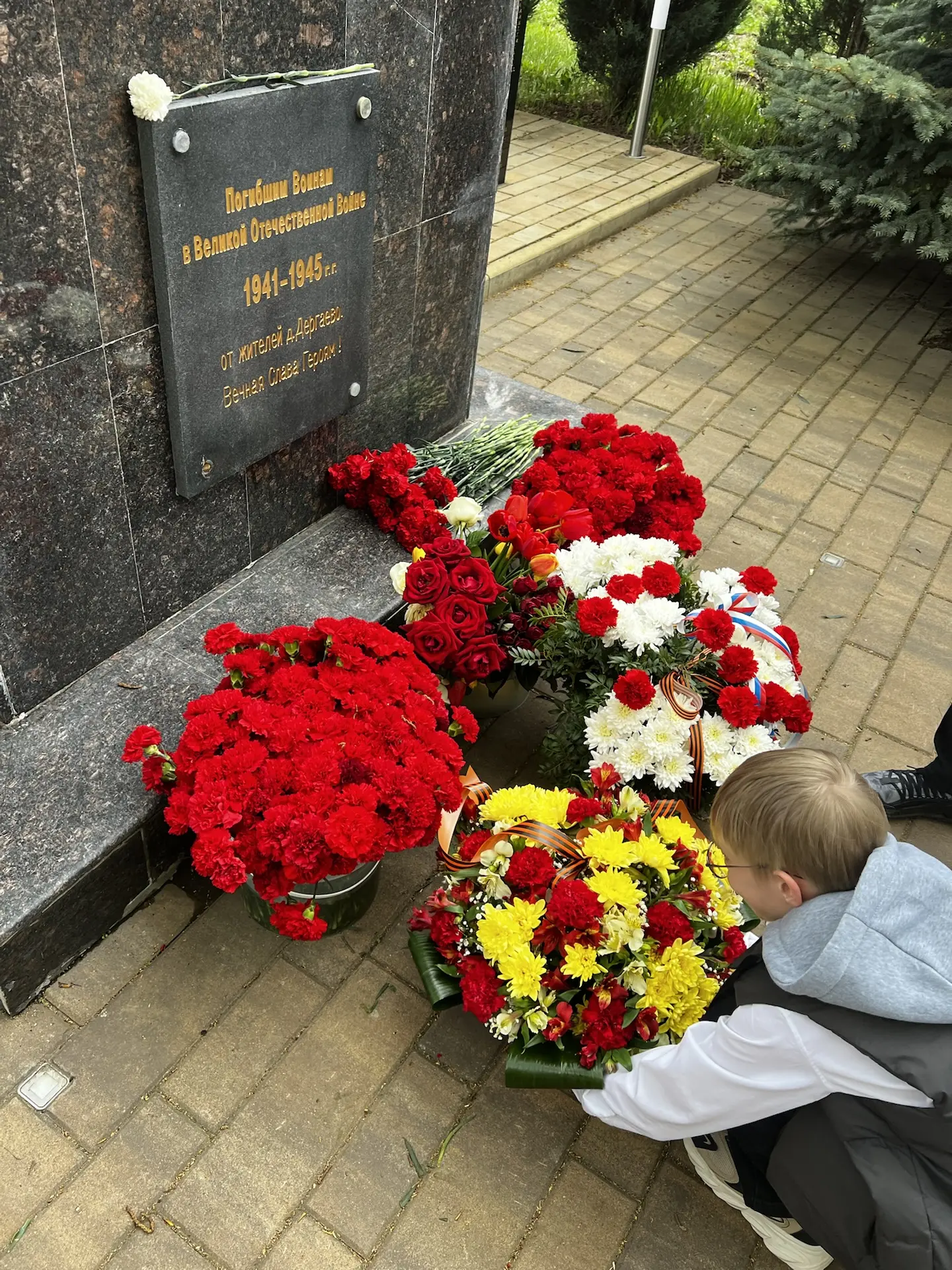 🇷🇺  В преддверии Дня Победы ученики нашей школы приняли участие в торжественной церем...