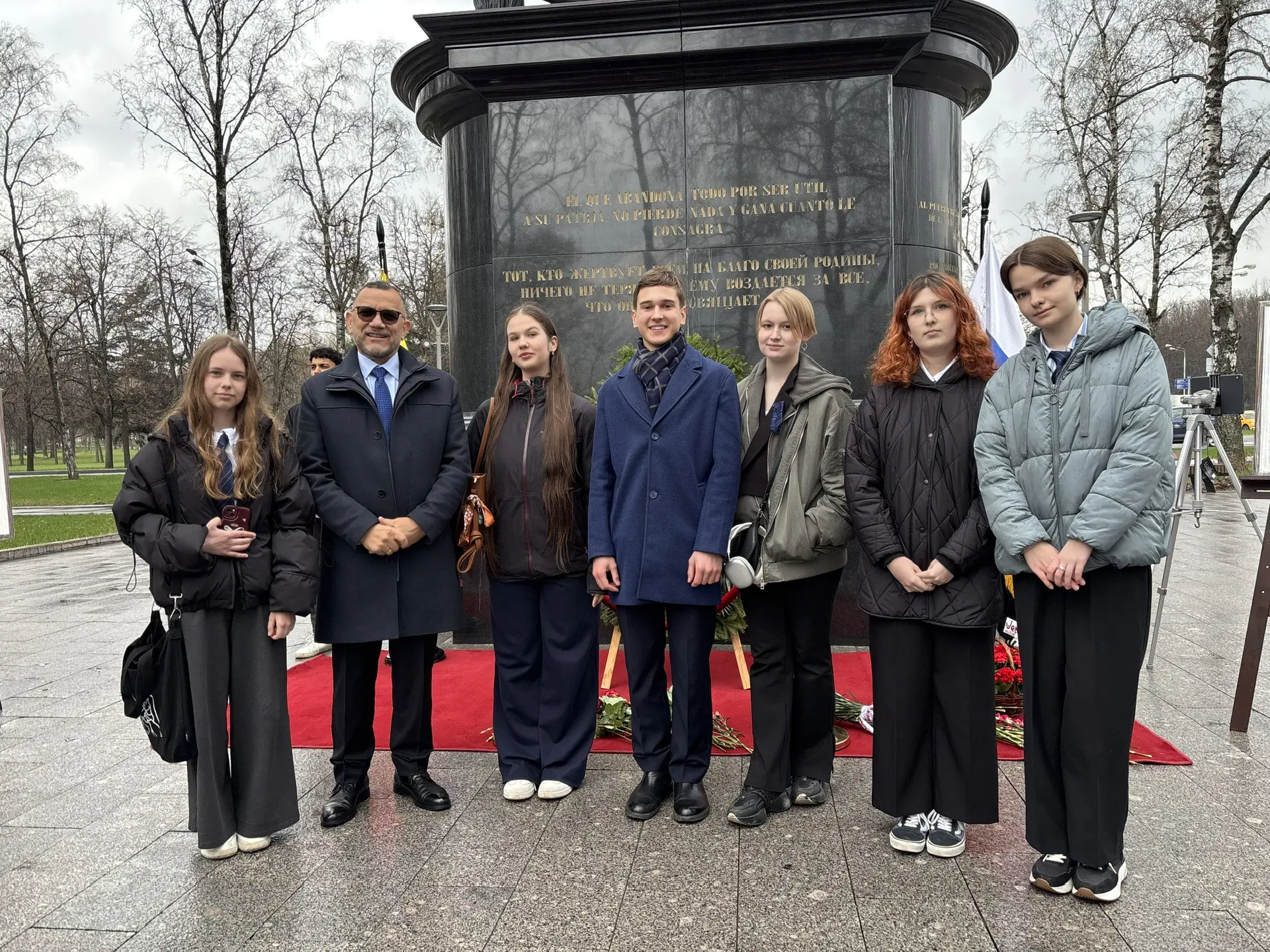 🕯️ Возложение цветов к памятнику Симону Боливару  17 апреля учащиеся основного корпуса нашей школы п