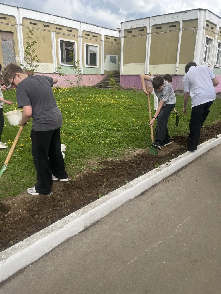 👉Акция "Зеленая весна" затронула всех учащихся нашей школы.  ✅Ребята привели в порядок клумбы, подго