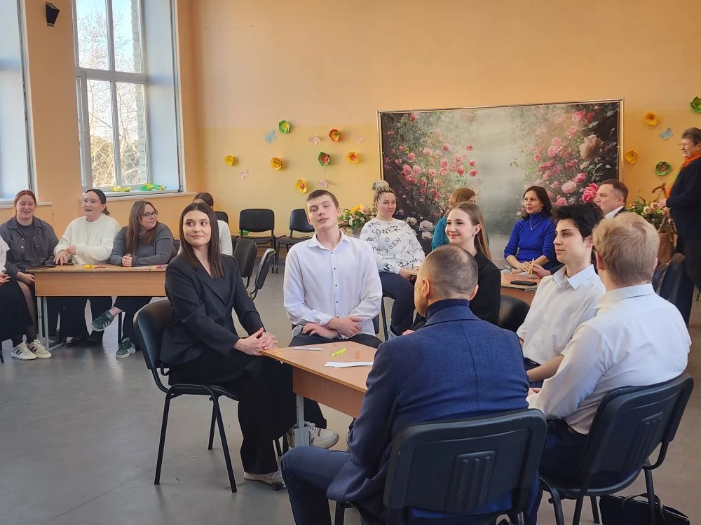 Атмосфера интеллекта, азарта и единства на легендарной игре «Что? Где? Когда?» в МАОУ СОШ № 71   В н