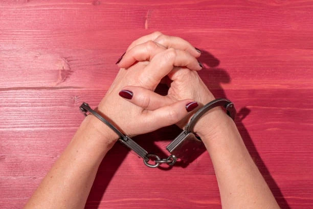 👮🏻‍♂️ В Сочи участковый поймал похитительницу сканвордов за секунду до электрички