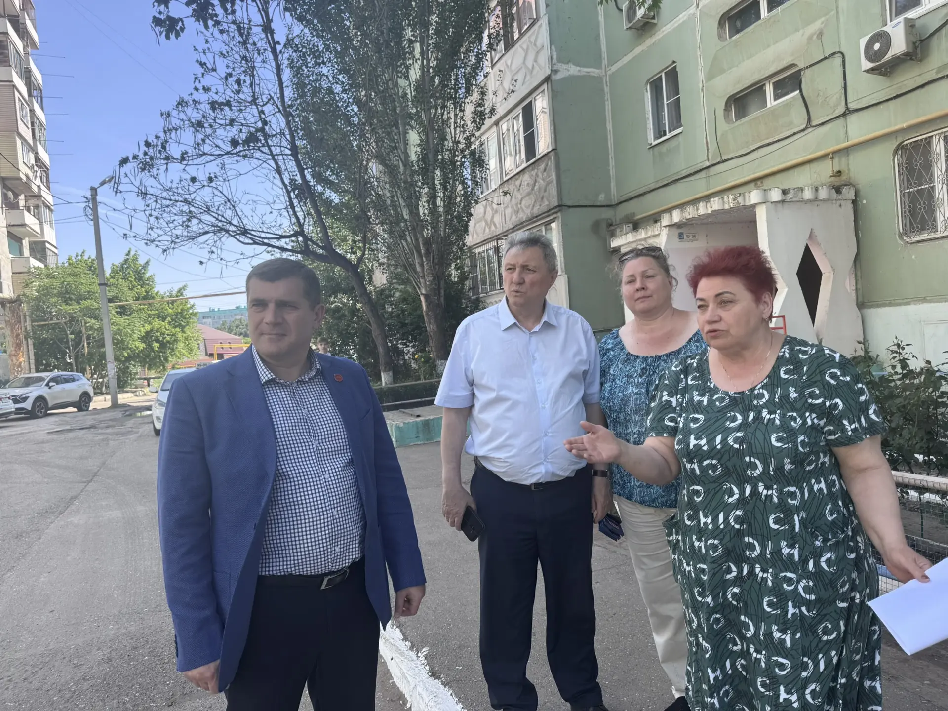 Во двор домов по улице Бориса Алексеева, 43, и 43, корпус 1, в Ленинском районе по просьбе жителей з
