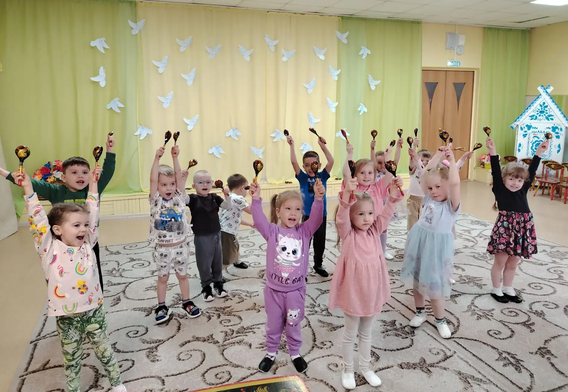🎵 Наши маленькие звёздочки: концерт в группах «Зайчик» и «Матрешка»