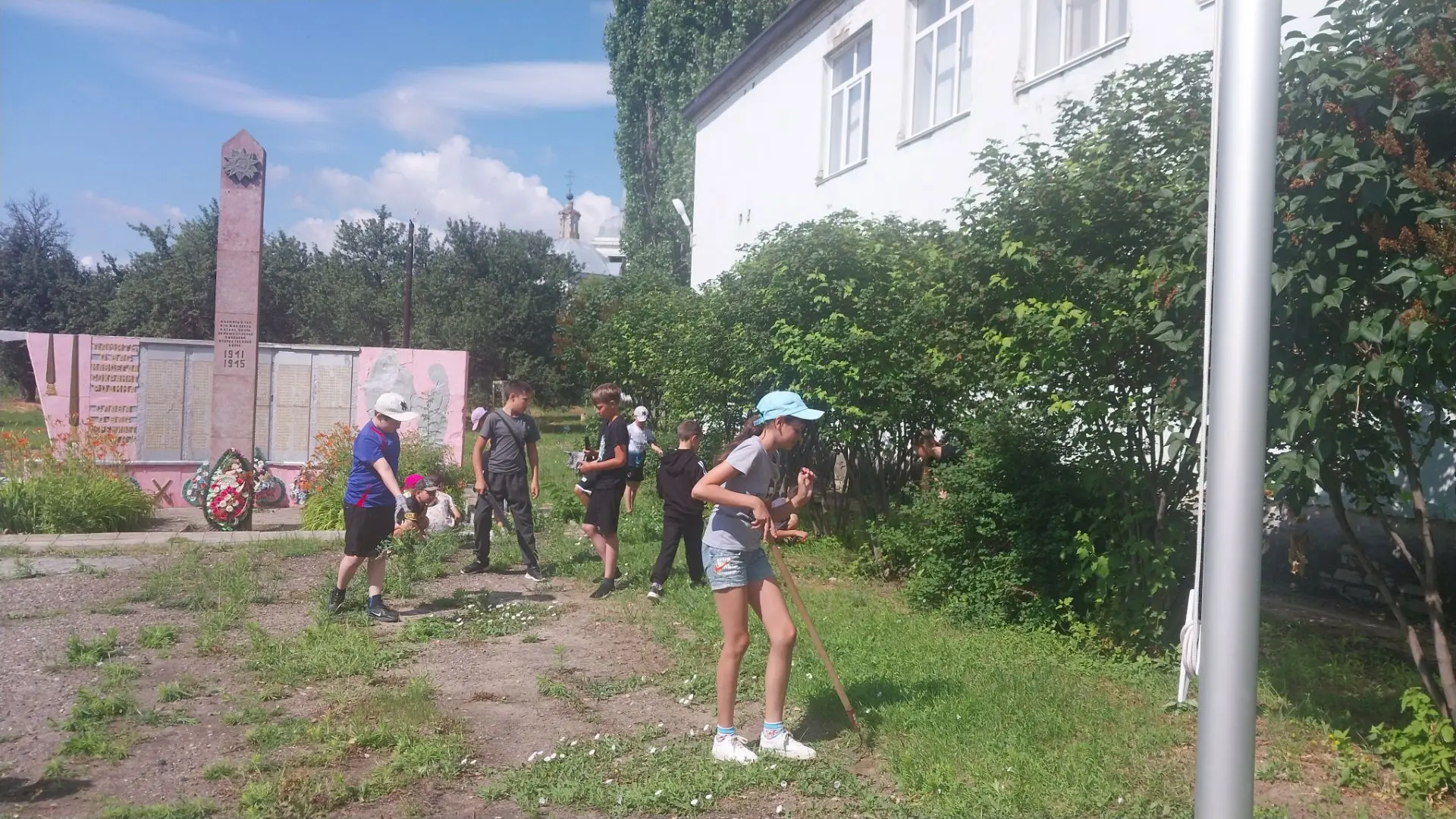 Сегодня день в пришкольном лагере прошёл под девизом "Мы за счастливое будущее".
Ребята повысили уро