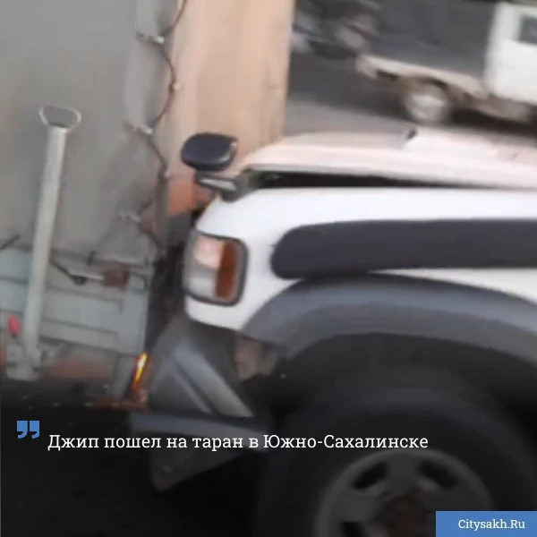 😱 На одной из оживленных улиц Южно-Сахалинска произошло ДТП в вечернее время. (ВИДЕО)
