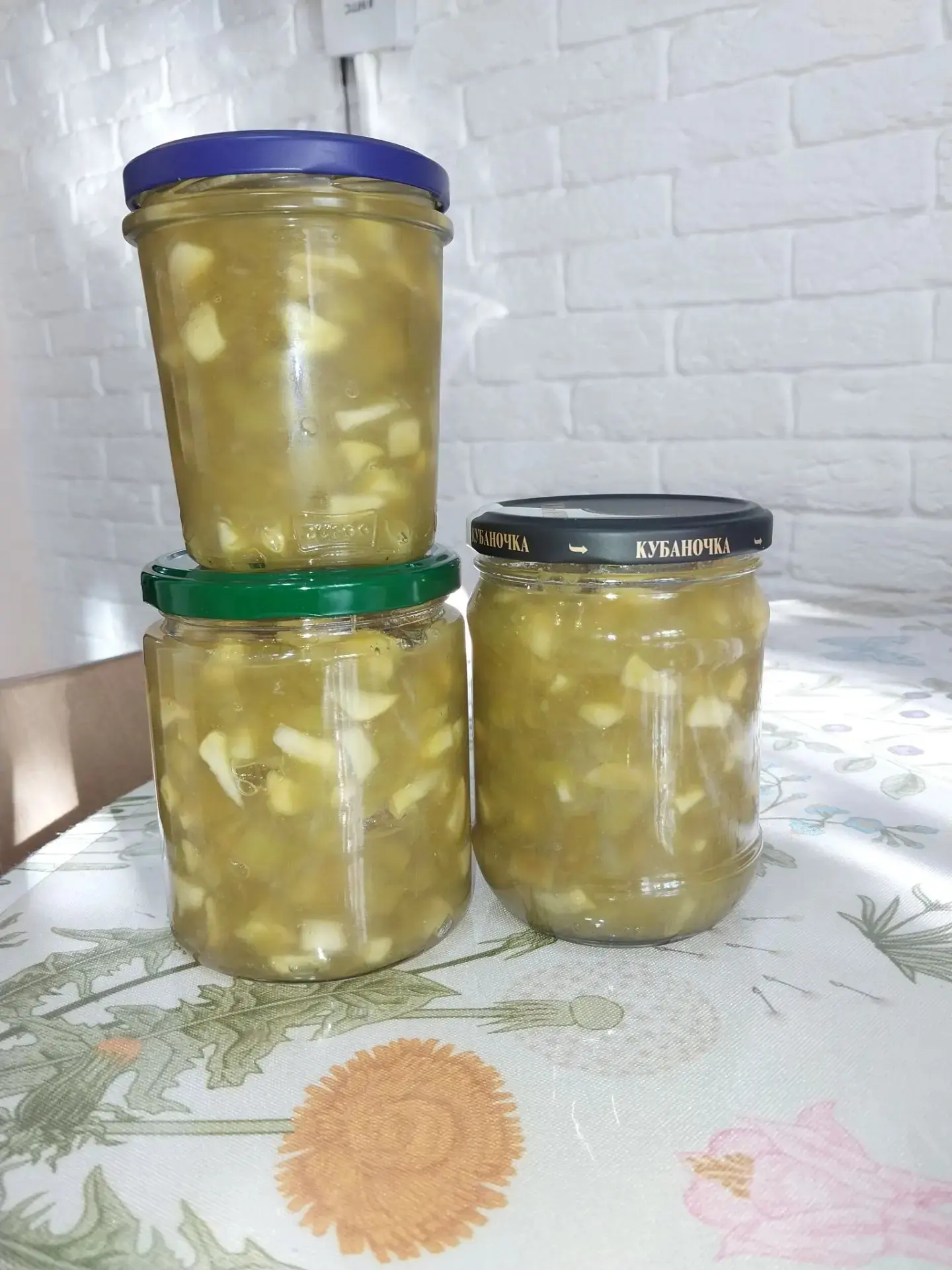 Продам свежее, густое варенье из ревеня и яблок, с характерной кислинкой. Цена 350 руб./0,5 л., 250 