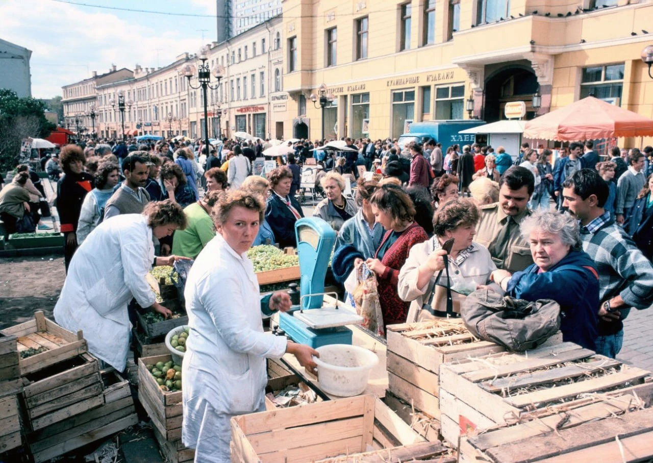 Торговля фруктами на Арбате в Москве.