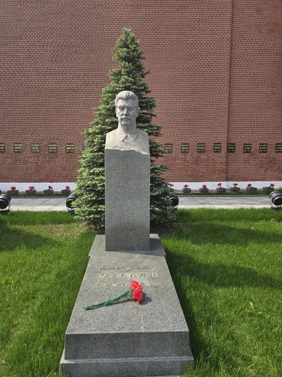 Интересное наблюдение....  Возле Кремлевской стены ни у кого живых цветов нет.  Очень красиво. Строг