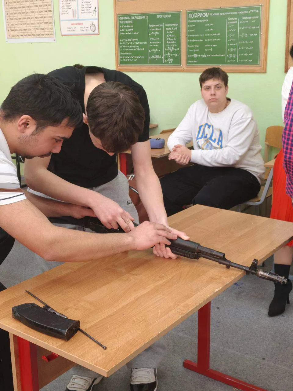 Курс молодого бойца в 10Б: готовимся к защите Отечества! 💪🔥 В преддверии Дня защитника Отечества на 
