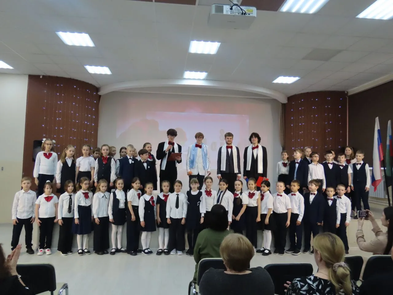 Праздничный концерт «Джентльмены поздравляют дам»  Вчера в нашем актовом зале прошел потрясающий кон