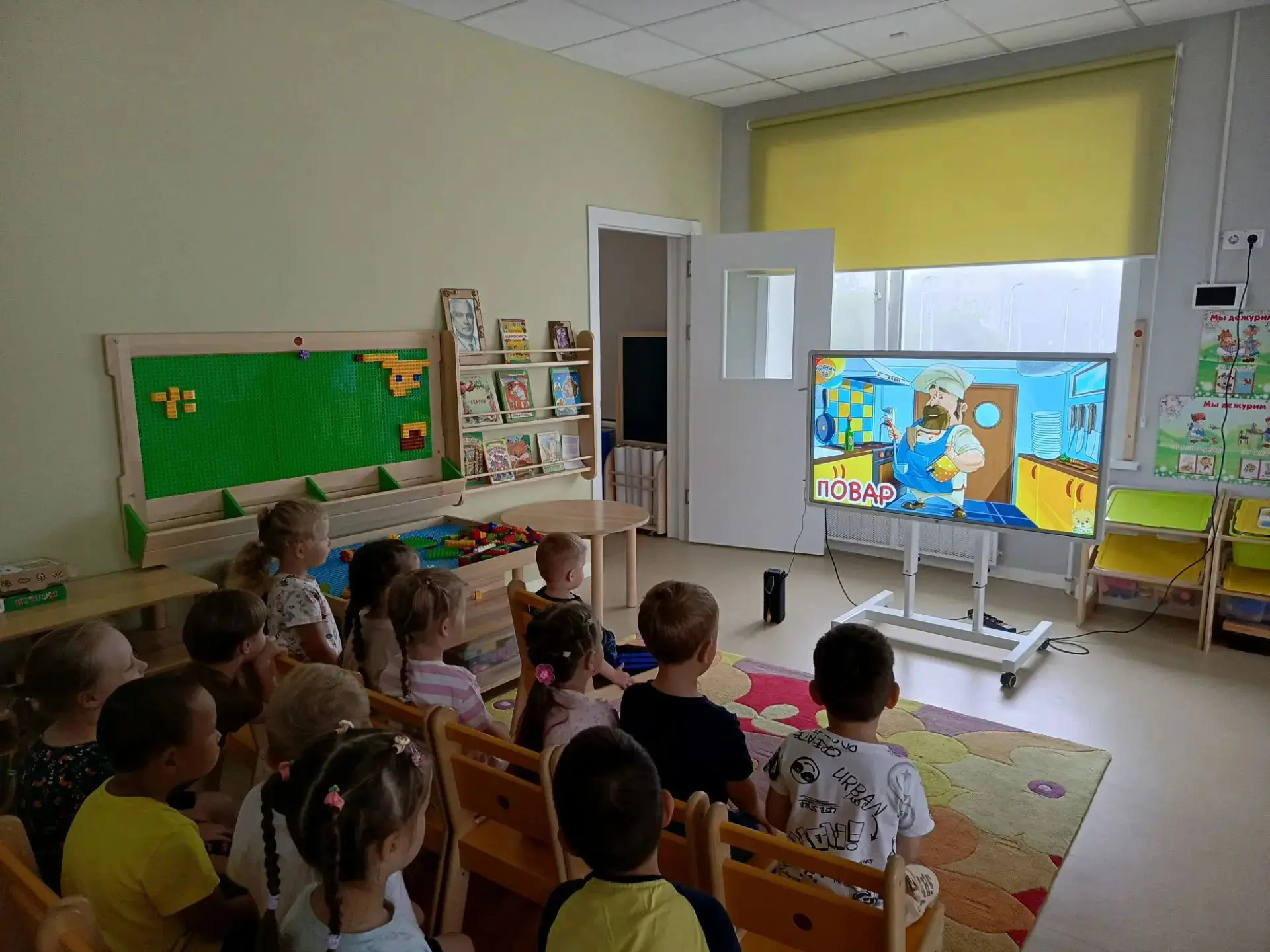 В группе «Колобочки» (2-я младшая) прошло занятие на тему «Мир профессий». 

Сначала дети посмотрели