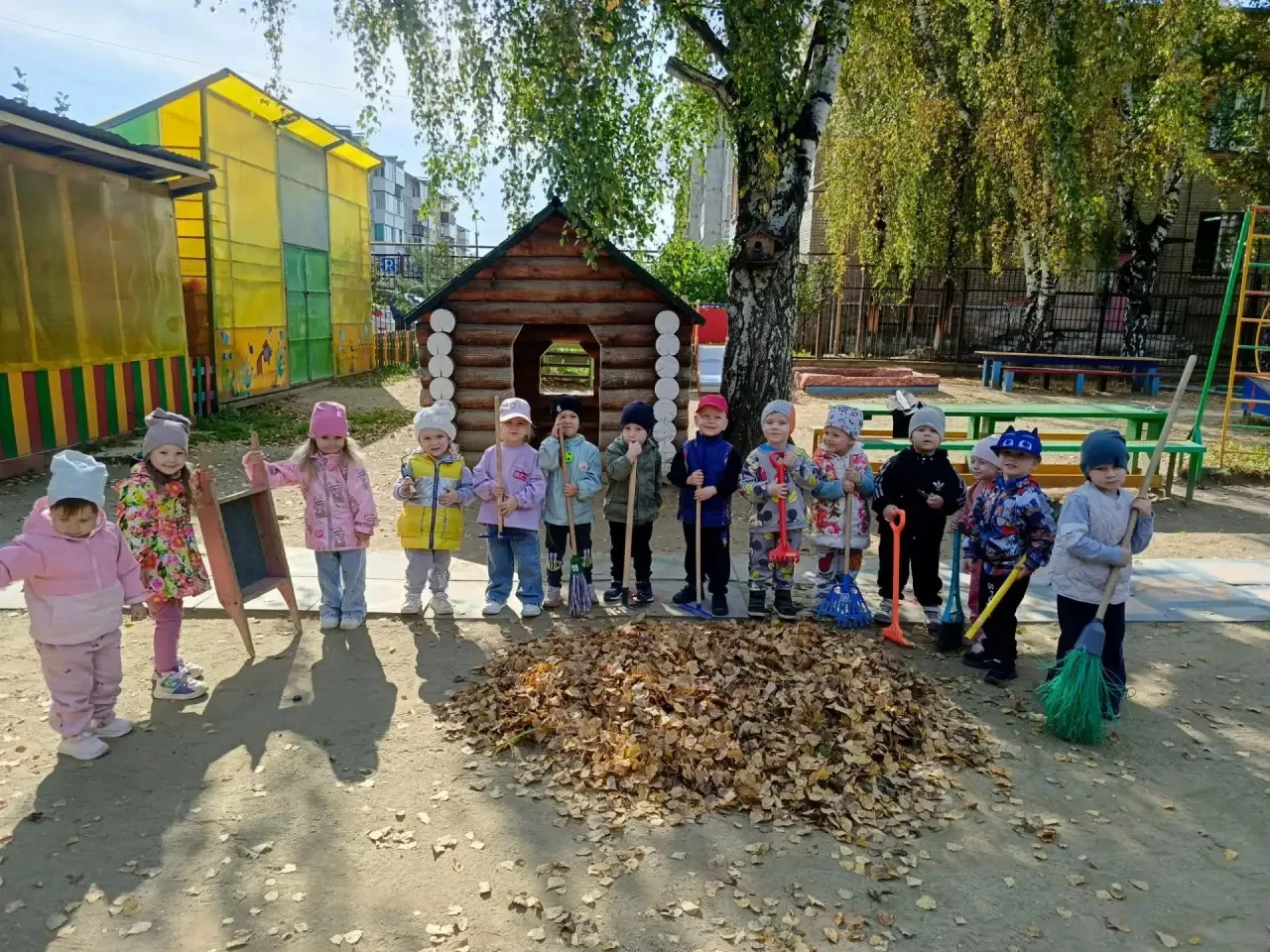 🍁Осень укрыла дорожки пёстрым ковром из листочков🍂 — и ребята из младшей группы ( а и...