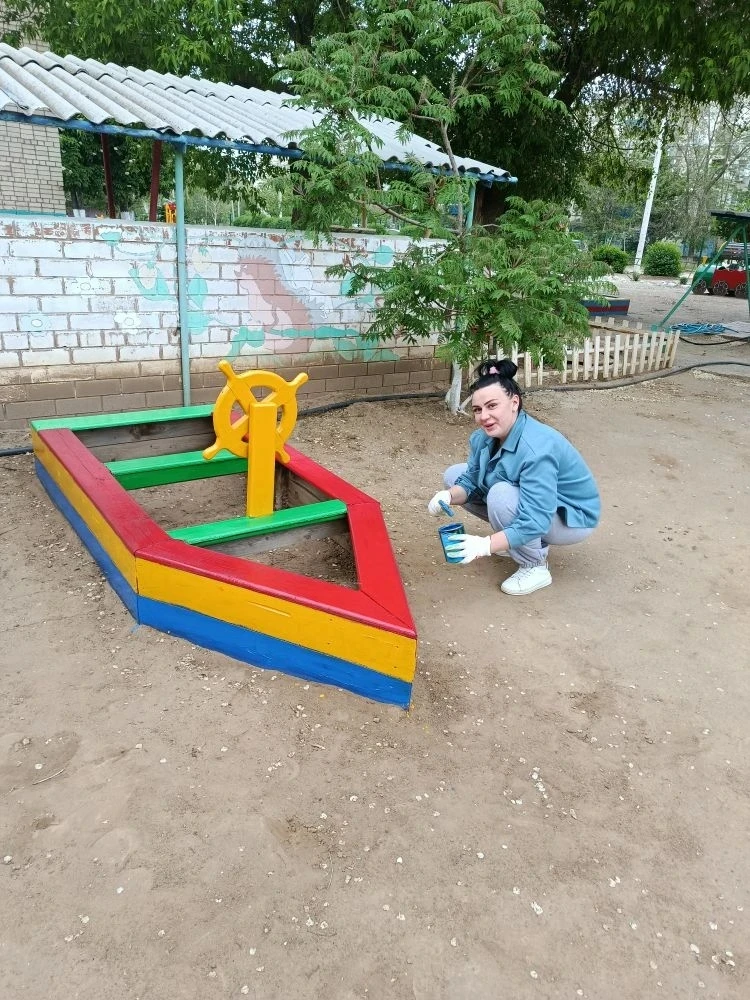 14 мая в Светлоярском детском саду √ 3 прошёл большой родительский субботник совместно ...