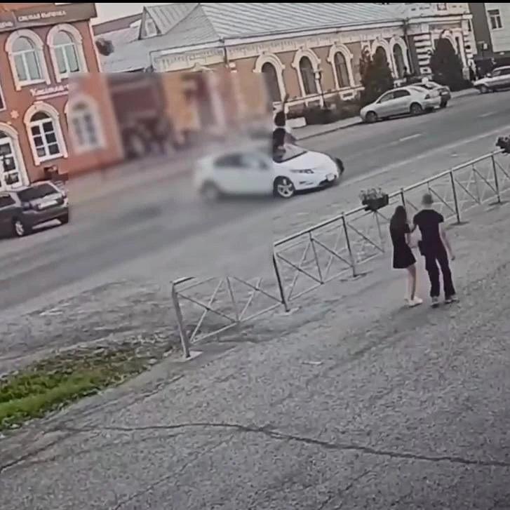 Мотоциклист буквально взлетел в воздух после столкновения с легковушкой 🤯