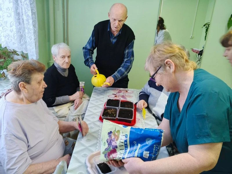 🍀🍀🍀Посадка семян в доме-интернате — отличная гарденотерапия объединяющая людей и соз...