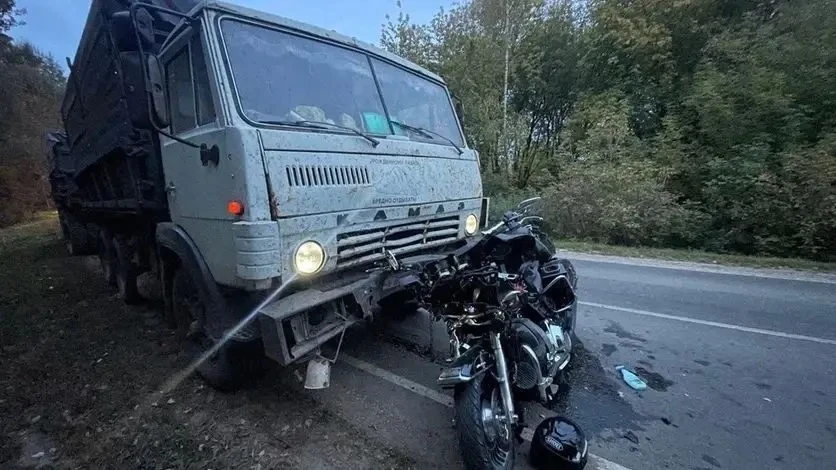 ❗️В Орловской области байкер попал в больницу после столкновения с КамАЗом
