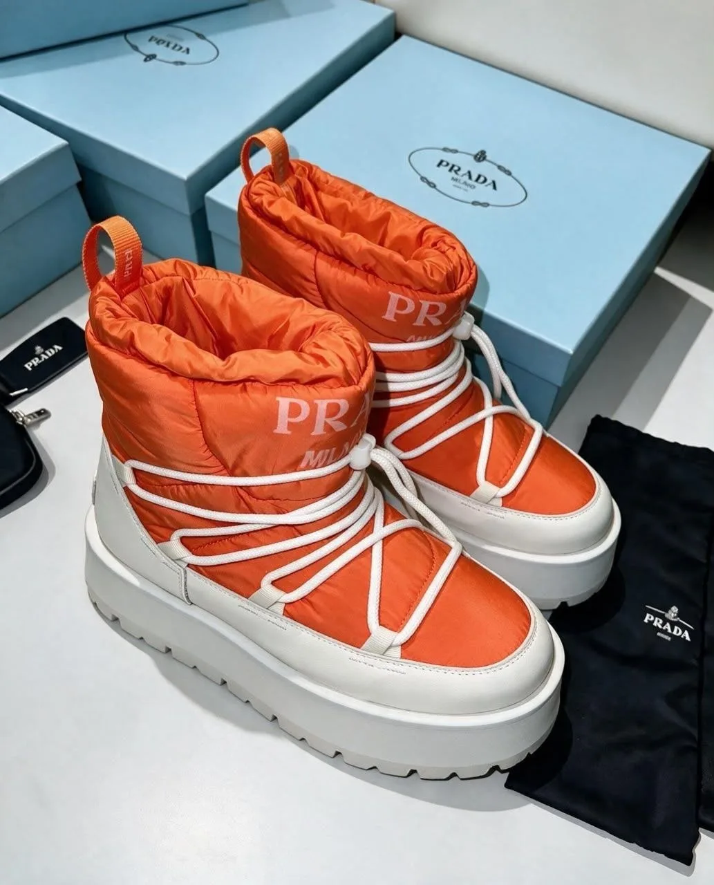 Prada дутики из плащевки, внутри флис
