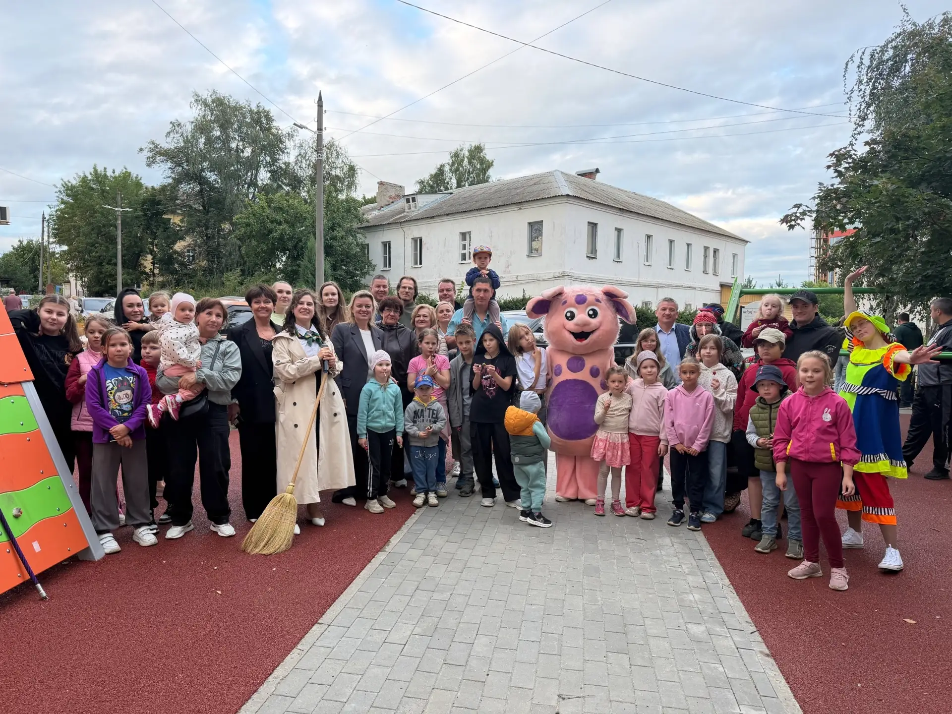 🏡 На Которосльной набережной, 30 состоялось торжественное открытие обновленного двора