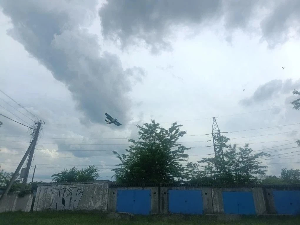 ✈️ В Кропоткине продолжается борьба с комарами — теперь с применением малой авиации.