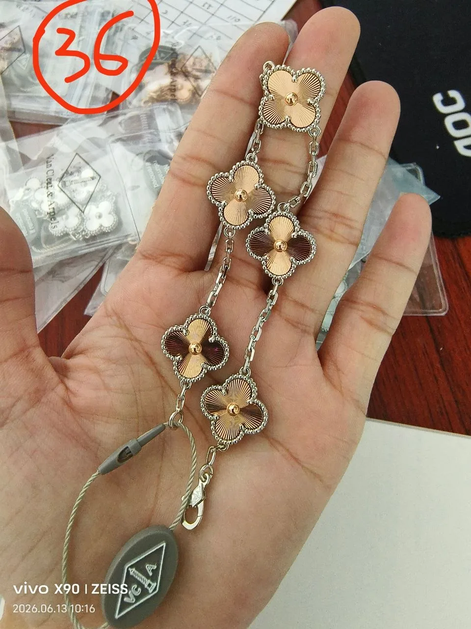 А меж тем ссылка на браслеты в стиле VanCleef в обзоре еще активна и продавец продолжает отправлять 