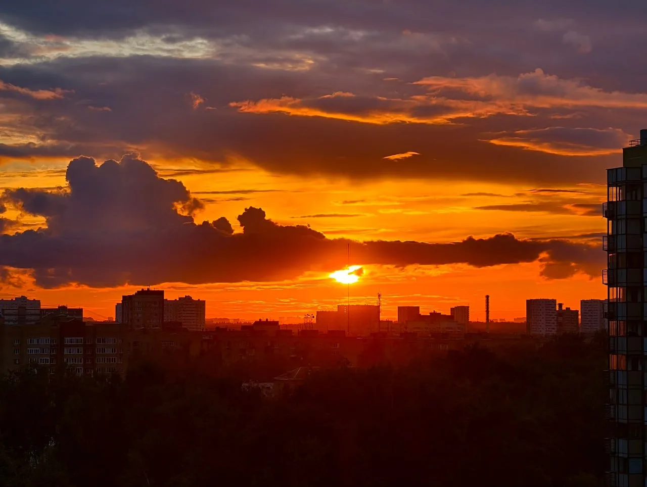 Один из шикарных сентябрьских закатов на Долгопрудной аллее 😍