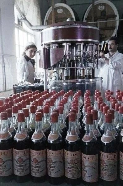 1958 год, Грузинская ССР. На предприятии "Самтрест" винодельческой промышленности респу...