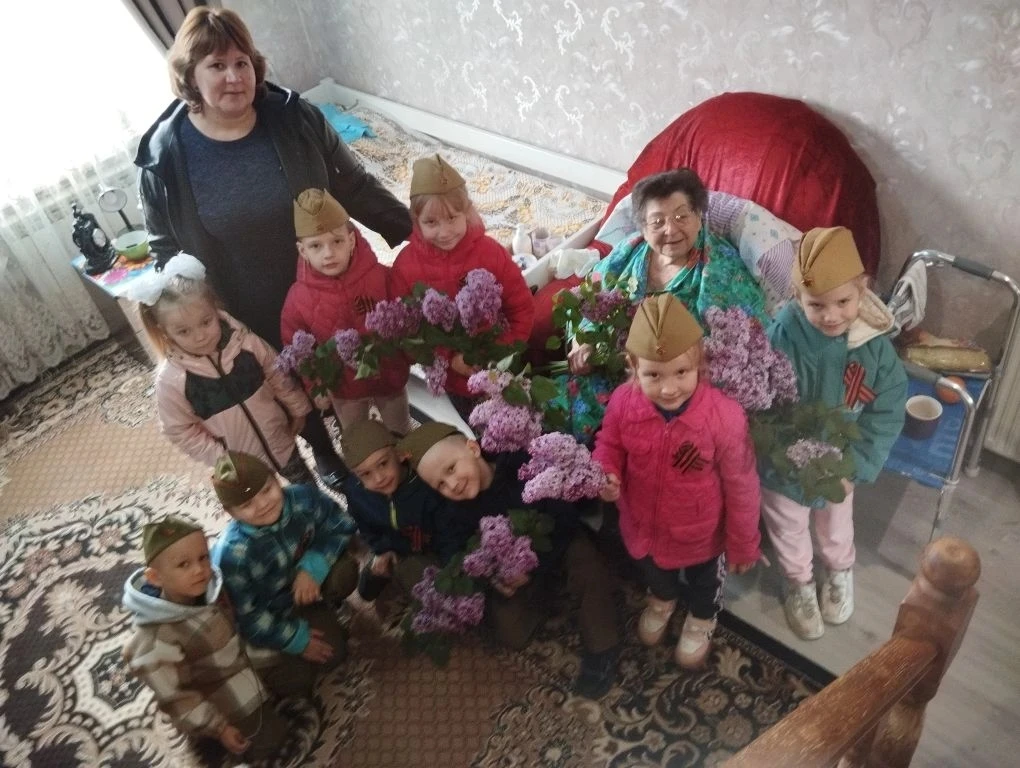 Сегодня ребята поздравили  ветеранов с наступающим праздником "9 мая. День Победы"