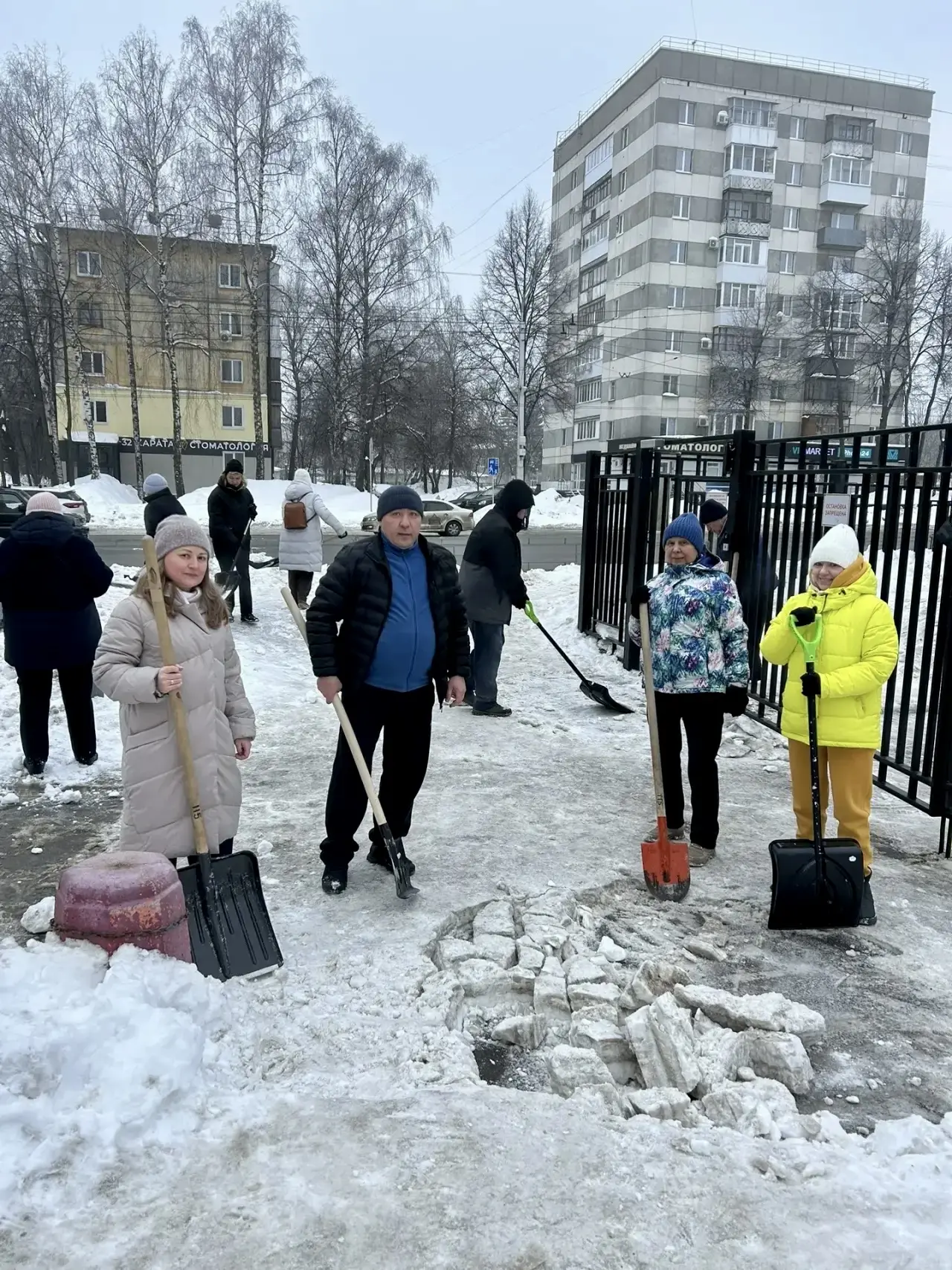 ❄️ Снежный субботник в действии! ☃️  Сегодня, 14 марта, наша гимназия превратилась в настоящую коман