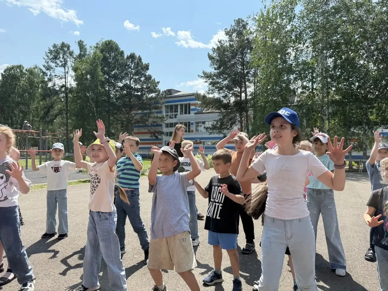 Заряд бодрости: от спорта до танцев!

📍В школьном лагере Гимназии состоялся спортивно-развлекательн