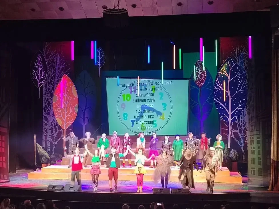 🎭 В ГОСТИ В ТЕАТР ЮНОГО ЗРИТЕЛЯ! 🎭  📍3 апреля ученики 3-х и 5 "А" класса   отправились в Театр юного