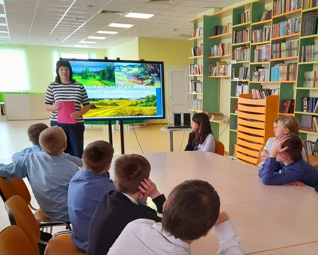 22 января 2026 г. в библиотеке Бутурлиновской школы прошел поэтический час для 5 "б" класса 🌿🎤🖋️ Биб