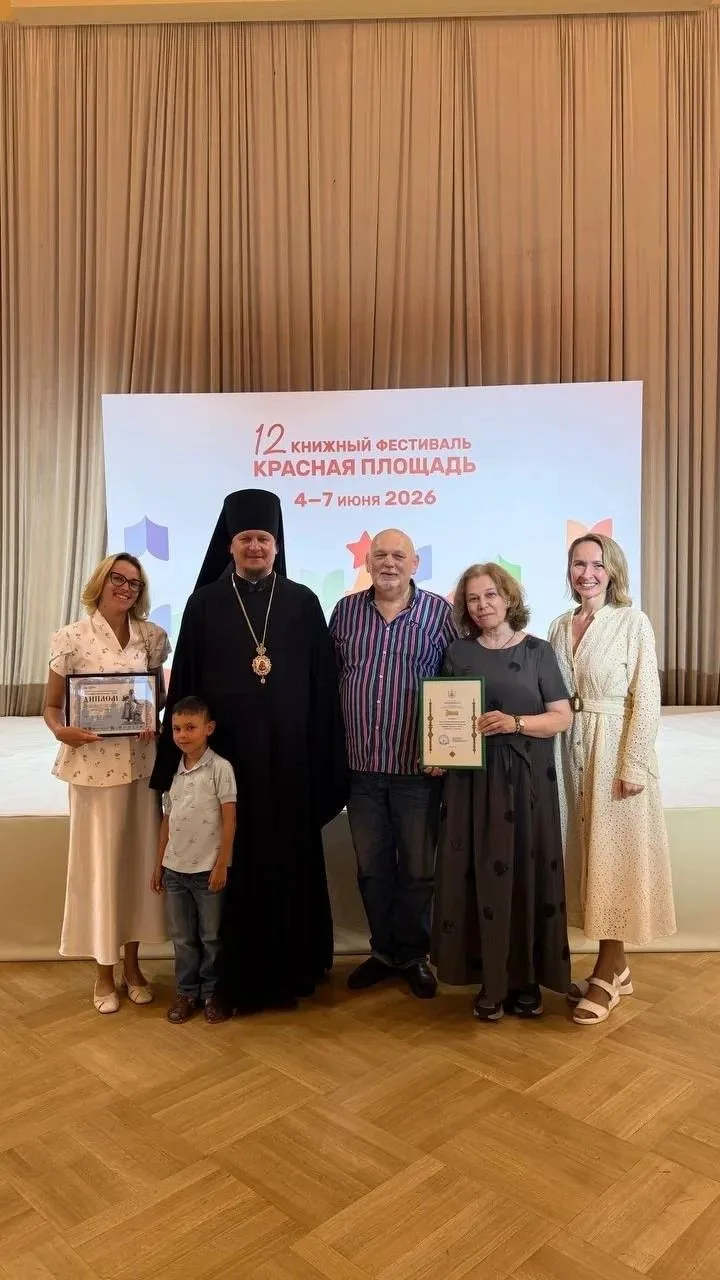 Друзья, мы вернулись к своим книжным полкам после главного литературного события страны...